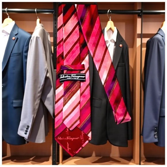 Salvatore Ferragamo Men’s Silk Necktie. Red, Purple, Pink. - Picture 10 of 15